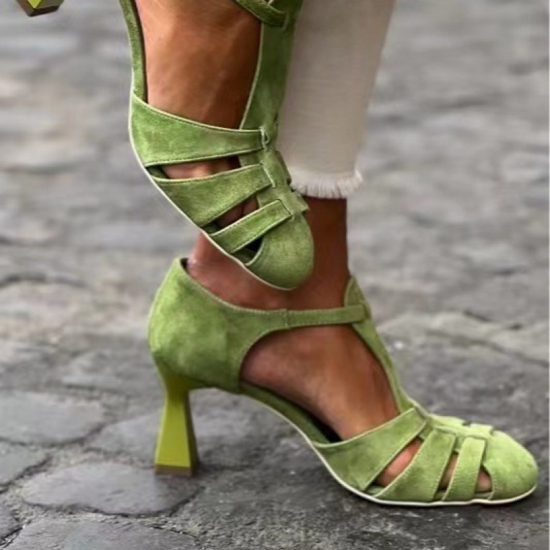 Kitten Heel Women - Damskie zielone zamszowe sandały na niskim